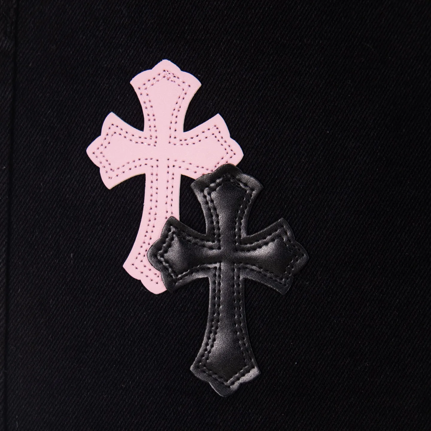 P260 Chrome Hearts Black Pants Sanskrit Black Pink Multi-Leather Jeans CH jeans need to be washed after the finished product is disassembled and then hand-stitched with sheepskin cross leather and then spliced ​​together to complete. The whole piece has too many craftsmanship to explain, patchwork cross flower embellishment, high-waisted washed jeans! ! Absolutely high-end luxury products, god-level single products and super popular products, made with top heavy industry, a must-see magic weapon. Customized hardware. The fabric is thick and soft after washing. It has good breathability. Customized small leather label. Unique design. The details are simple and elegant, and the workmanship is exquisite. The entire trousers are neatly routed and the details are in place! It’s so cool that both men and women can easily control the genderless trend! Style number: 1871# Color: black Size: 28 30 32 34